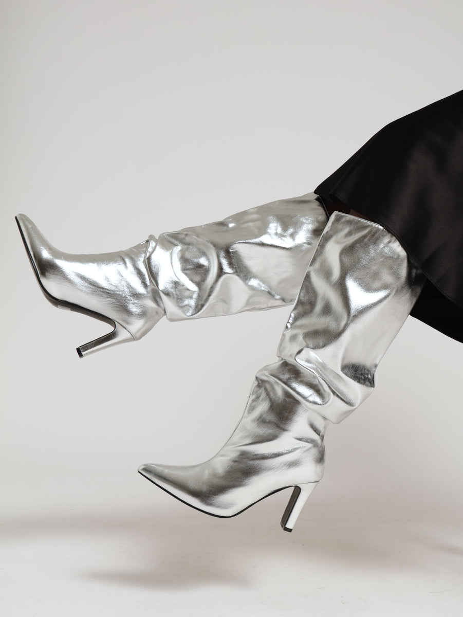 heeled-knee-high-pointy-metallic-boot-silver-legit